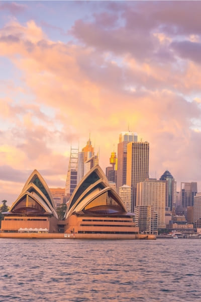 Uma imagem que mostra o Teatro de Sydney. A Santy ajuda você em necessidades relacionadas a visto para australia