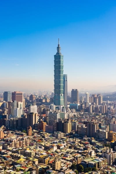 Imagem de uma grande cidade chinesa onde aparece um arranha céu. A Santy ajuda você em necessidades relacionadas a Visto para China