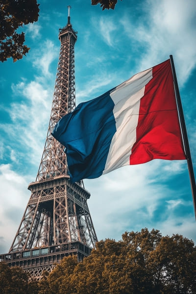 Imagem da torre eifell com a abandeira francesa hasteada. A Santy ajuda você a obter a sua cidadania Francesa